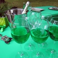 Луксозни чаши и стилни бар маси под наем от „НОВА Кетъринг” за Вашия празник!  www.novva.bg