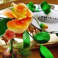 Сладка захарна декорация от „НОВА Кетъринг”, цветя от фондан – стилен подарък за гостите Ви!