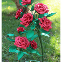 Икебана декорирана с ръчно изработени цветя.
