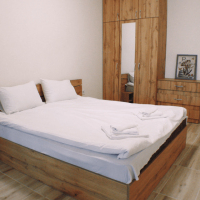 Голям едностаен апартамент номер 30 за нощувки с паркомясто в Комплекс Папая, Варна 