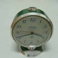 Продавам стар руски часовник Слава